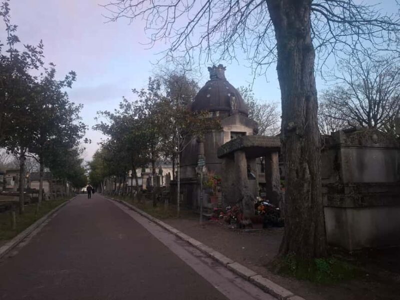 Paris: Myths and Legends of the Père Lachaise Cemetery in Spanish - A Walk Through History and Myth in Père Lachaise