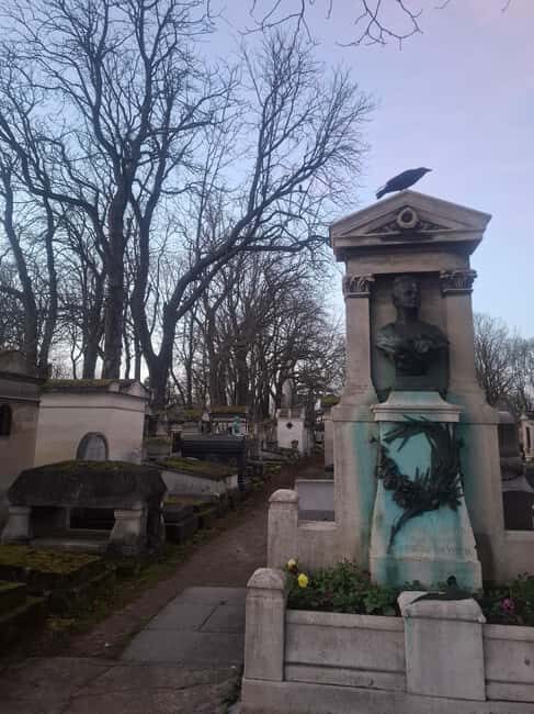Paris: Myths and Legends of the Père Lachaise Cemetery in Spanish - Practical Details: What to Expect