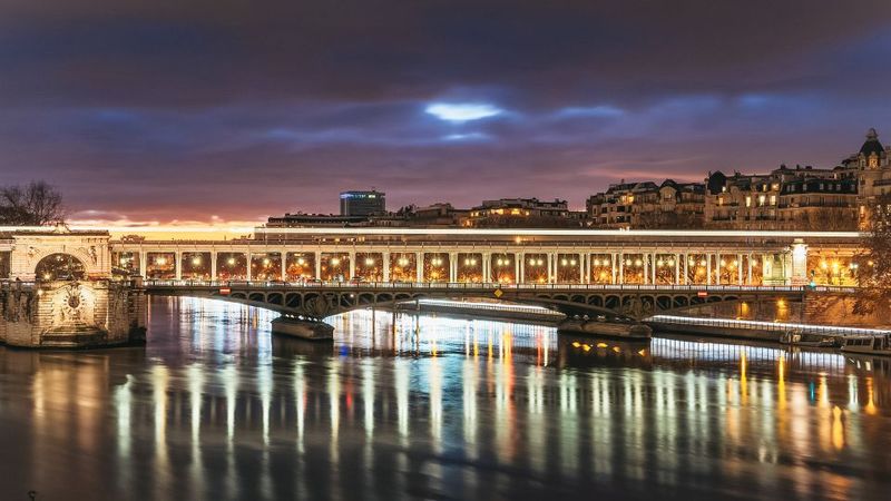 Paris: Illuminated Evening River Cruise & Waffle Tasting - Crowds, Queues, and Seating: What to Expect on Busy Nights