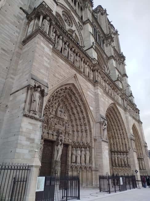 Paris: Notre Dame Cathedral Guided Tour of the Neighborhood - Key Points