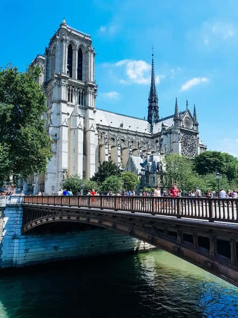 Paris: Notre-Dame Professional Guided Tour with Free Entry - The Guide: What Makes It Special?