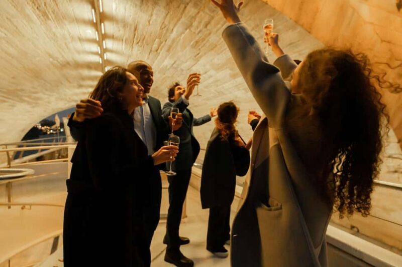 Paris : NYE Special Diner Cruise on the Seine River - FAQ