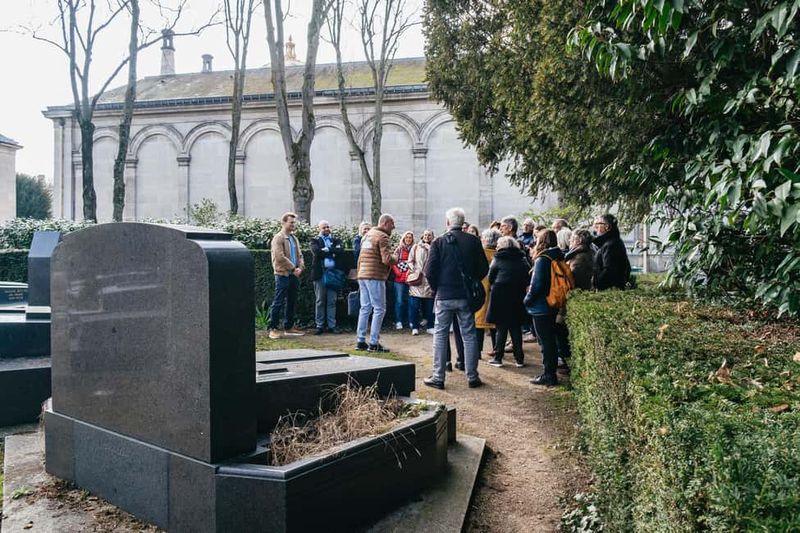 Paris: Pere Lachaise Cemetery Guided Tour - Gertrude Stein and Isadora Duncan: learning the names behind the echoes