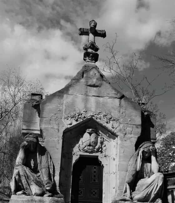 Paris: Père Lachaise Cemetery Guided Tour in Polish - Exploring Père Lachaise Cemetery with a Guided Tour in Polish