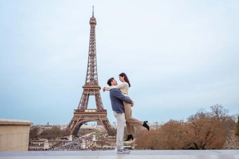 Paris photographer 1 hour near the Eiffel Tower or in Paris - Key Points