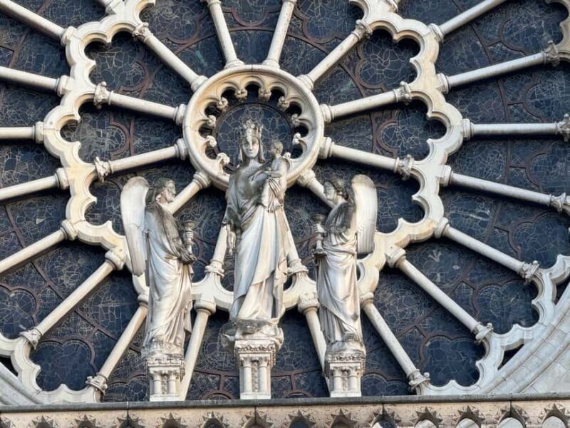 Paris: Private Walking Tour with Notre Dame Medal - Key Points