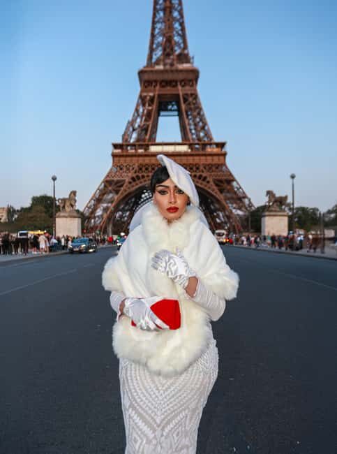 Paris: Professional Photoshoot with 300+ Photos + 1 present - The Experience Provider: TITARSTAR