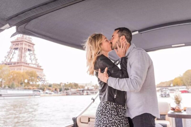 Paris Proposal / Private River Cruise + Photographer 1h - What to Expect from the Experience