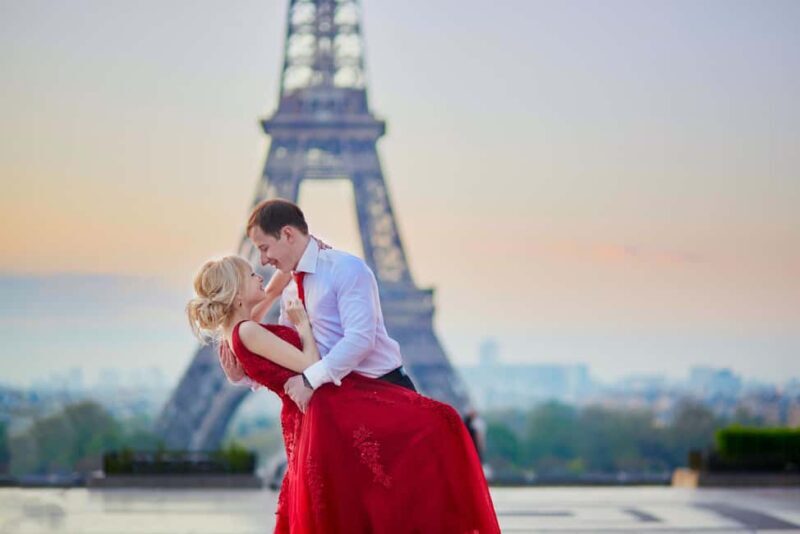 Paris: Romantic Couple Photoshoot (with flower bouquet!) - Realities and Considerations