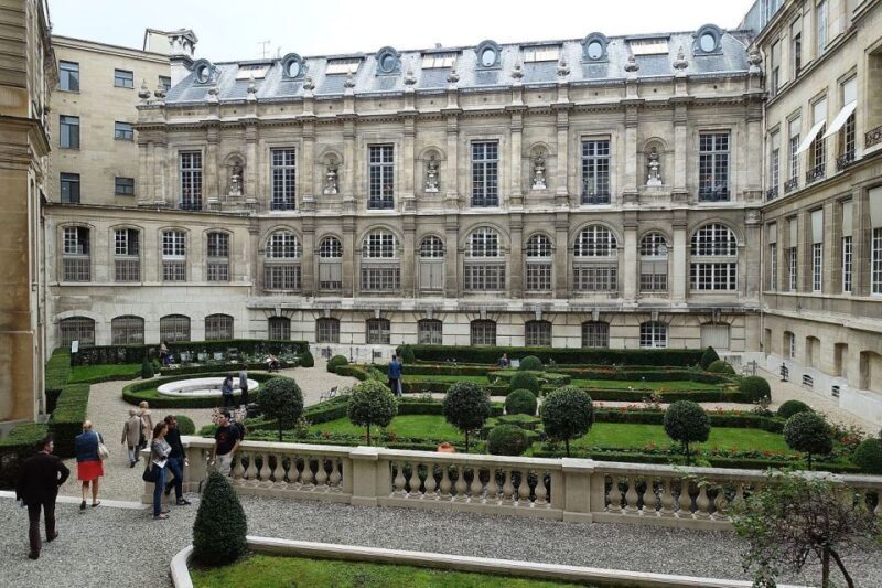 Paris Secret Gardens 1.30 hour long Walking Tour - Key Points