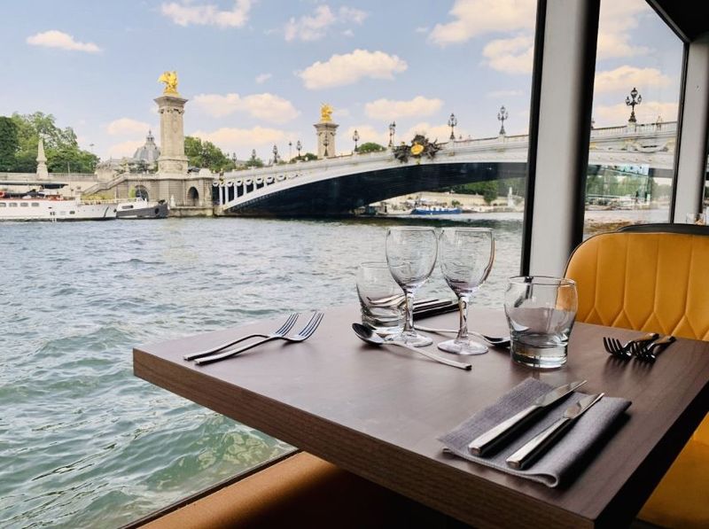Paris: Seine River Bistronomic Dinner Cruise - Comfort and Seating: Warm Boat, Air-Conditioned Inside