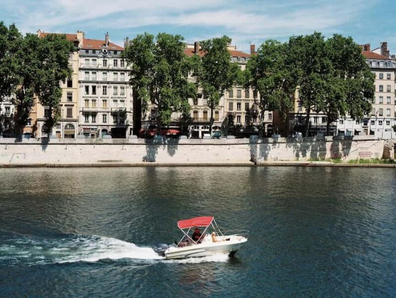 Paris: Seine River Cruise with Aperitif Basket in Boulogne - Price and Value
