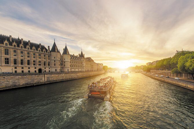 Paris Seine River Sightseeing Cruise with Commentary by Bateaux Parisiens - What the Reviews Tell Us