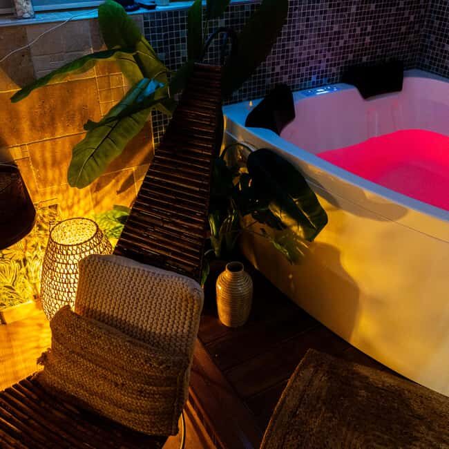 Paris: Seine Yacht Hotel Stay & Paradis Latin Cabaret show - FAQ