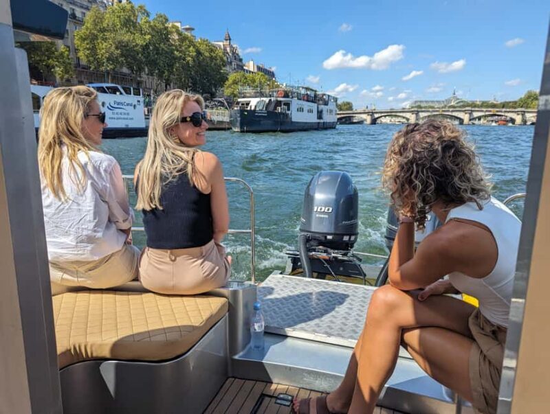 Paris: VIP private cruise on the Seine with champagne and macaroons - An In-Depth Look at the Experience