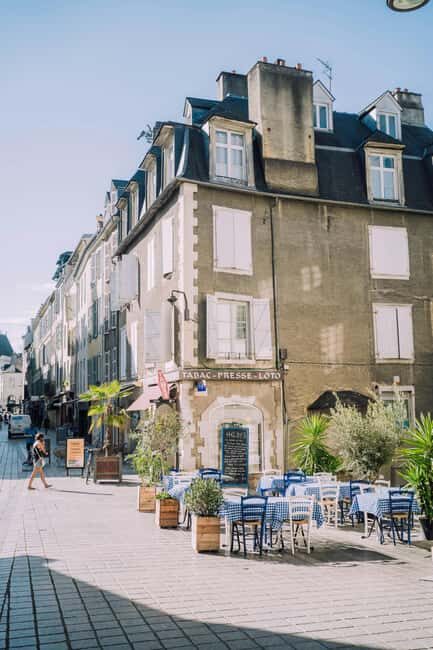 Pau Old Town Guided Private Walking Tour - Key Points