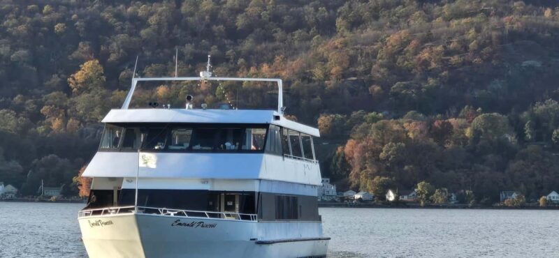 Peekskill: Hudson River Fall Foliage Brunch Cruise - Key Points