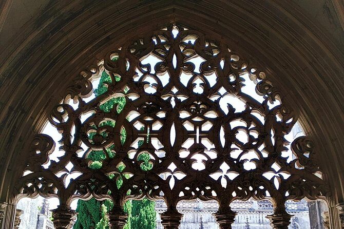 Peniche, Nazaré (big waves), Batalha monestary tour and Óbidos - FAQs