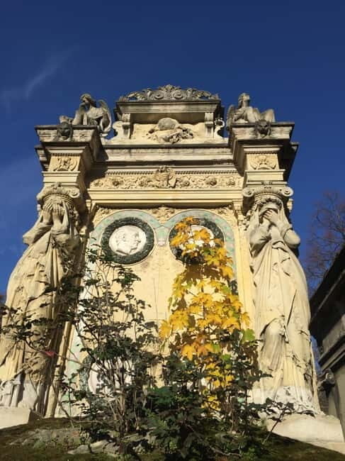 Père-Lachaise in Paris: tours in French - The Guide and the Experience