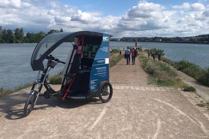 Personalized discovery of the Confluence district - What reviews reveal