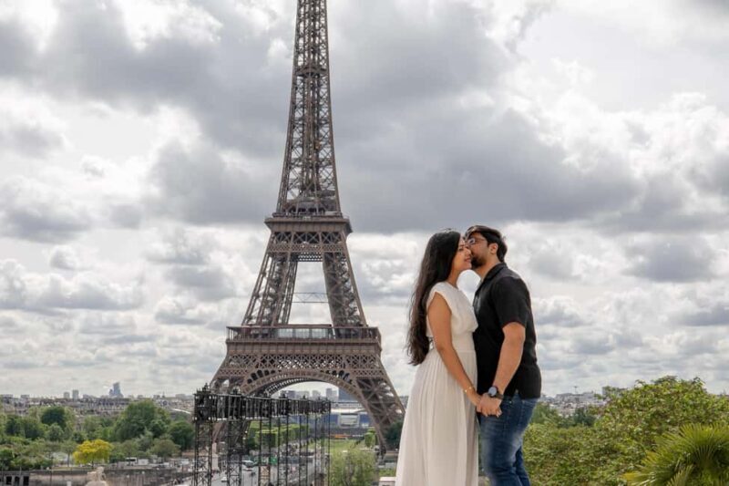 Photo session for couples with flowers around Eiffel tower - The Value of a Beautiful Keepsake