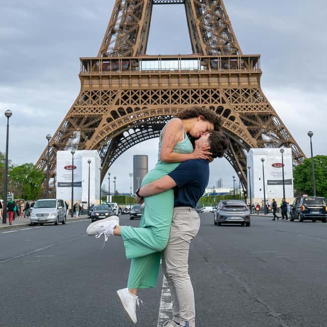 Photo session for couples with flowers around Eiffel tower - The Sum Up: Is This the Right Choice for You?