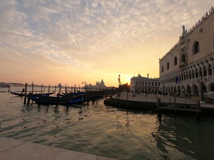Photo with a professional photographer in Venice - Exploring the "Photo with a Professional Photographer in Venice" Tour