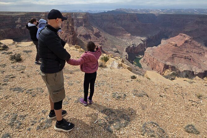 Picnic at East Grand Canyon Tables and Chairs Privided No Crowds - Key Points