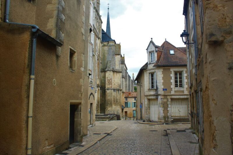 Poitiers: Discover all the City's Heritage in a Walking Tour - FAQs