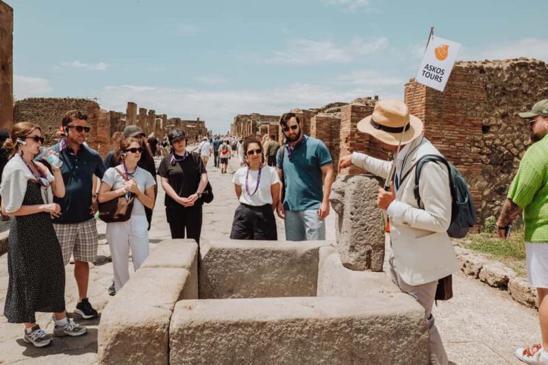 Pompeii small group tour with an Archaeologist for 15 people - Key Points