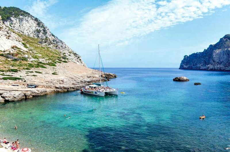 Port d'Alcudia: North Coast Catamaran Cruise with Meal - The Experience in Detail