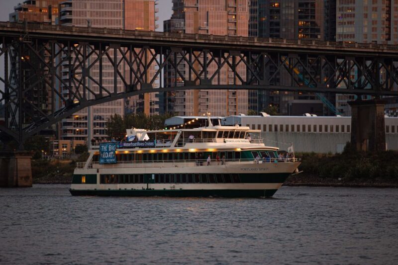 Portland: Willamette River 2.5-hour Dinner Cruise - FAQ