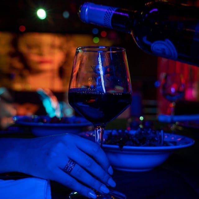 Porto: Bachelor Party offer of a Glass of Champagne or Drink - Drinks and Extras