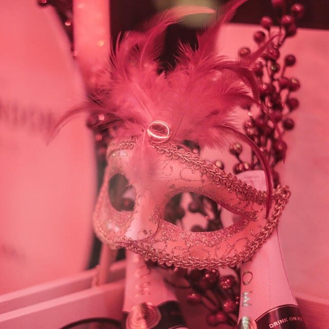 Porto: Cabaret & Pole Shows, offer a Glass of Champagne - The VIP Experience