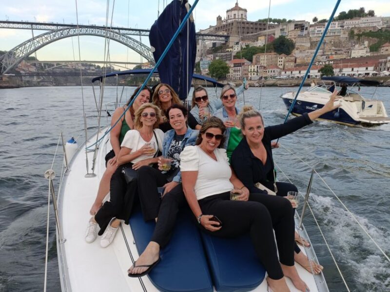 Porto: Exclusive Party aboard a charming sailboat with drink - FAQs