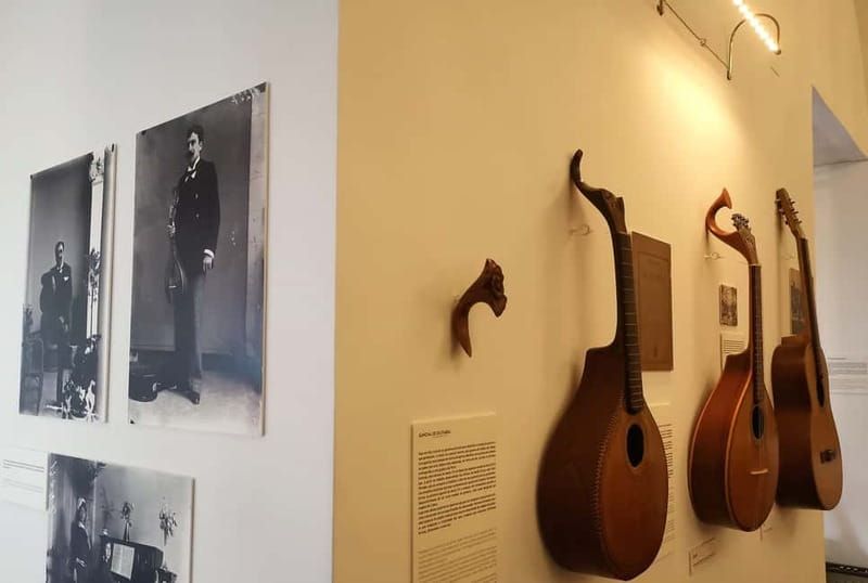 Porto: Fado & Port Wine in Traditional Portuguese Music Shop - Seating, comfort, and the small-room reality