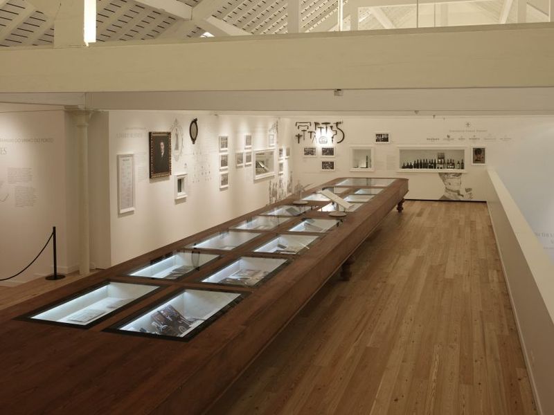 Porto: Graham's Port Lodge Tour with Premium Wine Tastings - Languages and accessibility: what to expect on the day