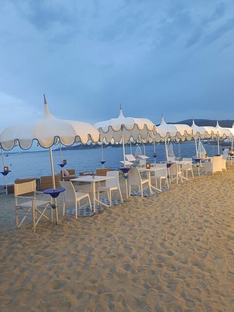 Porto Santo Stefano: La Caletta beach club - Cocktails under the umbrella - The Setting: A Stunning Slice of Tuscany