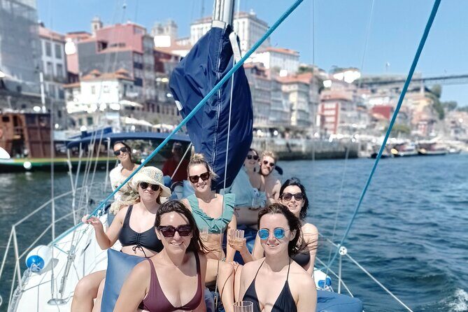 Porto: Single Party on a charming sailboat with welcome drink - The Sum Up