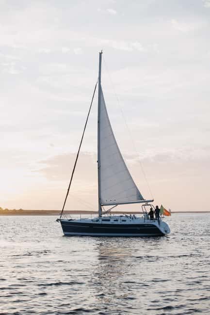 Porto: Sunset Cruise with Welcome Drink in a Sailboat - Key Points