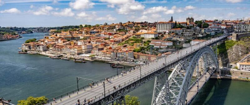 Porto: Visit the historic center (with Lello bookstore. Certified guide) - The Experience and Its Value