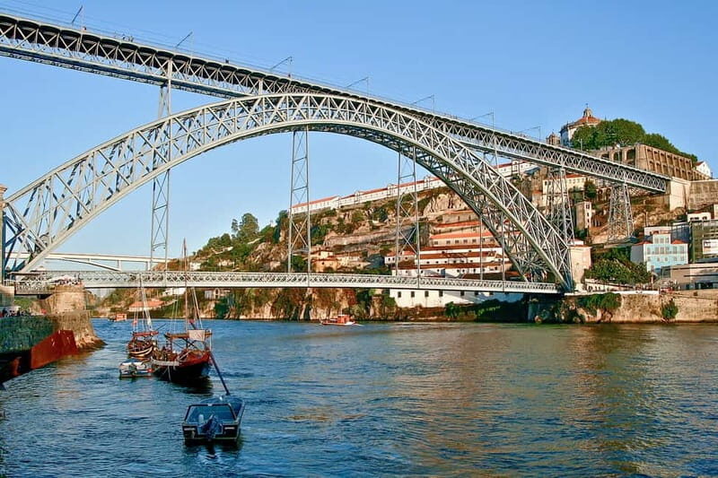Porto Walking Tour with Fado Show (small groups) - Avenida dos Aliados