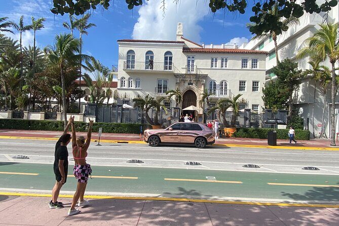 Postcard Views of Miami in 4 Hours by Car and on Foot - Key Points