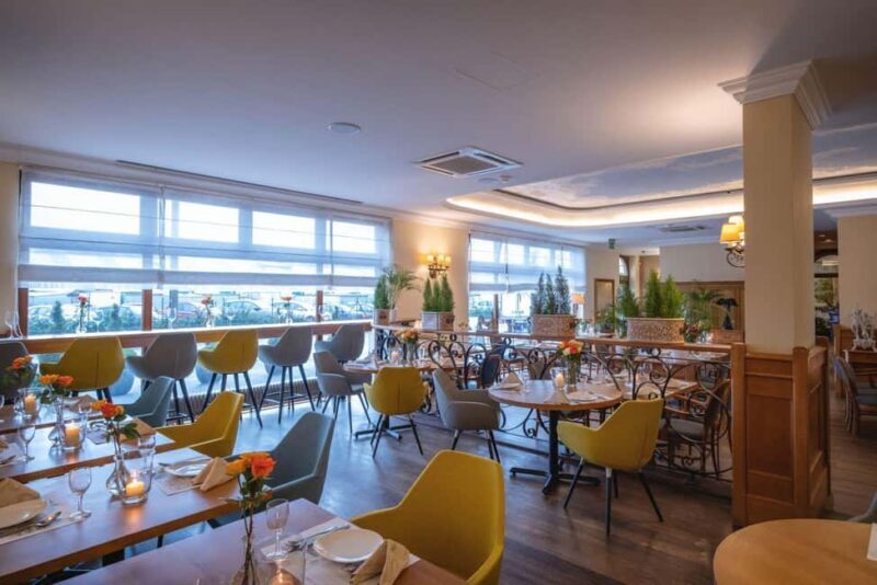 Pozna: Romantic Italian Dinner with Live Music and Wine - The Setting and Atmosphere