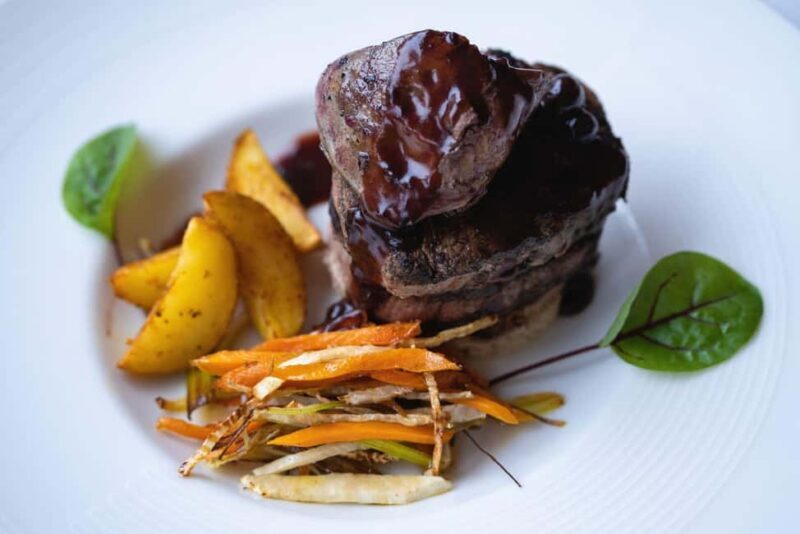 Pozna: Romantic Italian Dinner with Live Music and Wine - Who Will Appreciate This Experience?