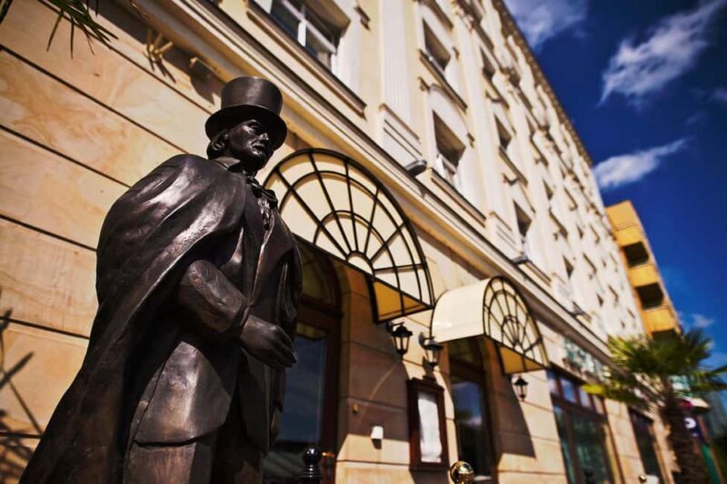 Pozna: Romantic Italian Dinner with Live Music and Wine - The Value of the Experience