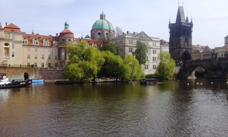 Prague: 2-Hour Lunch Cruise on the Vltava River - Key Points