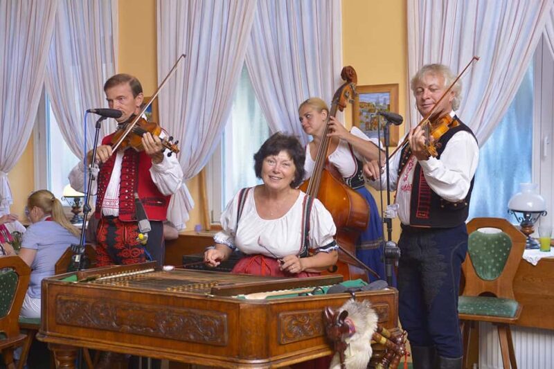 Prague: 3 Course dinner with Drinks, Folk Show & Transfers - Who Will Love This Experience?