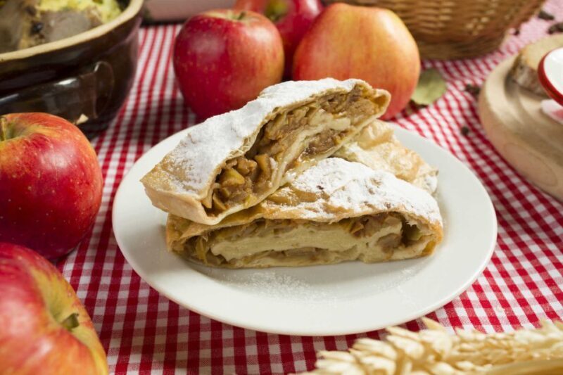 Prague: Evening Folklore Garden Party with Traditional Menu - What to Expect from the Evening Folklore Garden Party