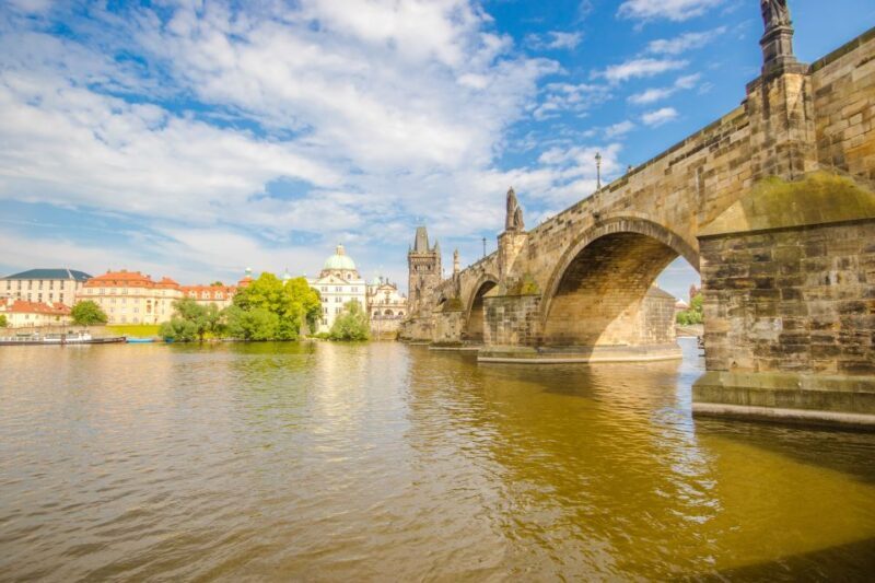 Prague: Guided Bus & Walking Tour with River Cruise & Lunch - Key Points